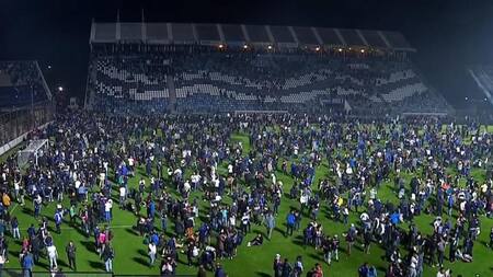 Incidentes en pleno partido entre Gimnasia y Boca. Foto: NA