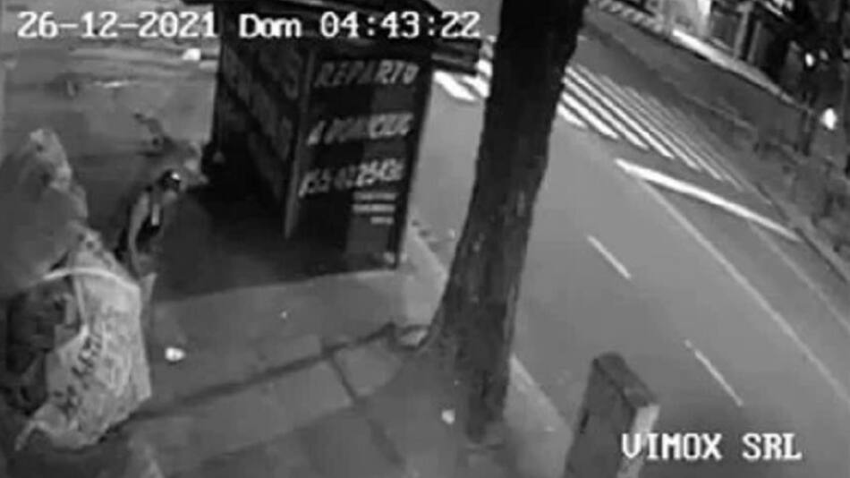 Captura de video de mujer prendiendo fuego a un indigente en Pompeya
