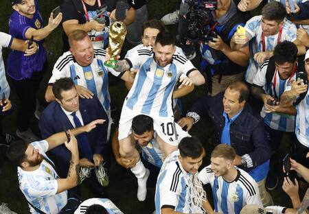Lionel Messi y Sergio Agüero en la final del Mundial de Qatar. Foto: REUTERS.