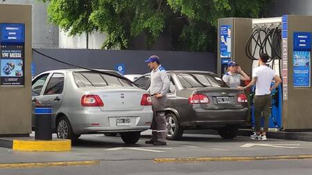 Qué no hay que hacer a la hora de cargar combustible. Foto: NA.