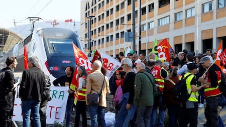 Manifestaciones contra Macron en Francia. Foto: Reuters.