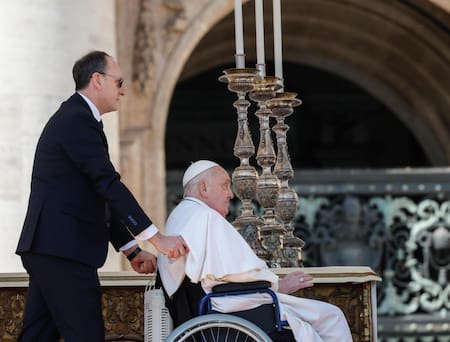 El papa Francisco reapareció ante los fieles en la plaza de San Pedro durante su convalecencia. EFE/EPA/GIUSEPPE LAMI
