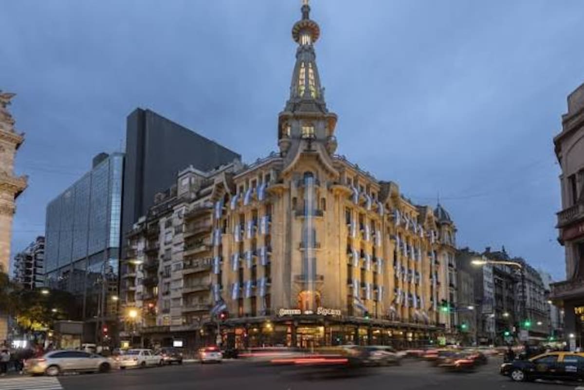 Vista de la fachada y la cúpula restaurada de la Confitería del Molino en la esquina de Rivadavia y Callao.