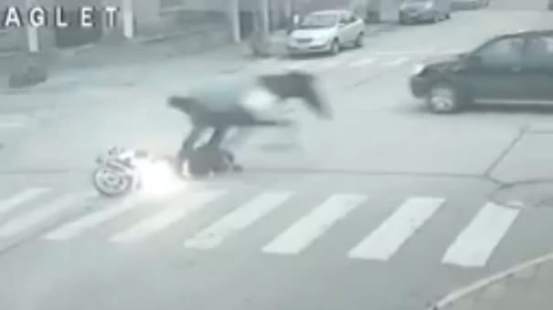 Digno de una película: un caballo suelto embistió a una moto en pleno centro de Necochea