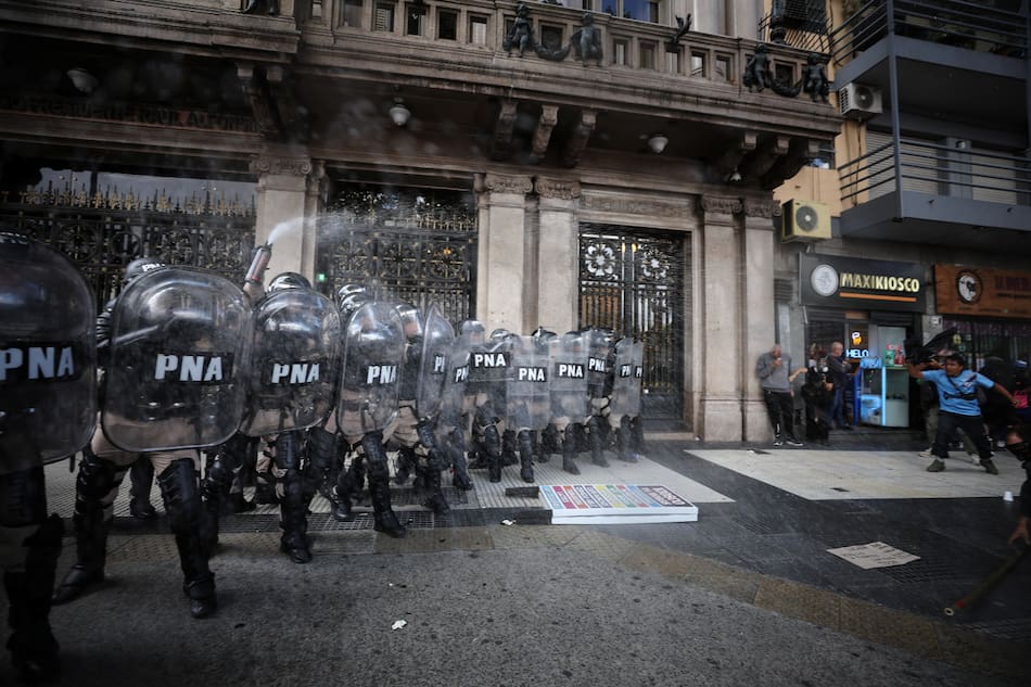 Incidentes en la marcha de los jubilados en las inmediaciones del Congreso. Foto: REUTERS.