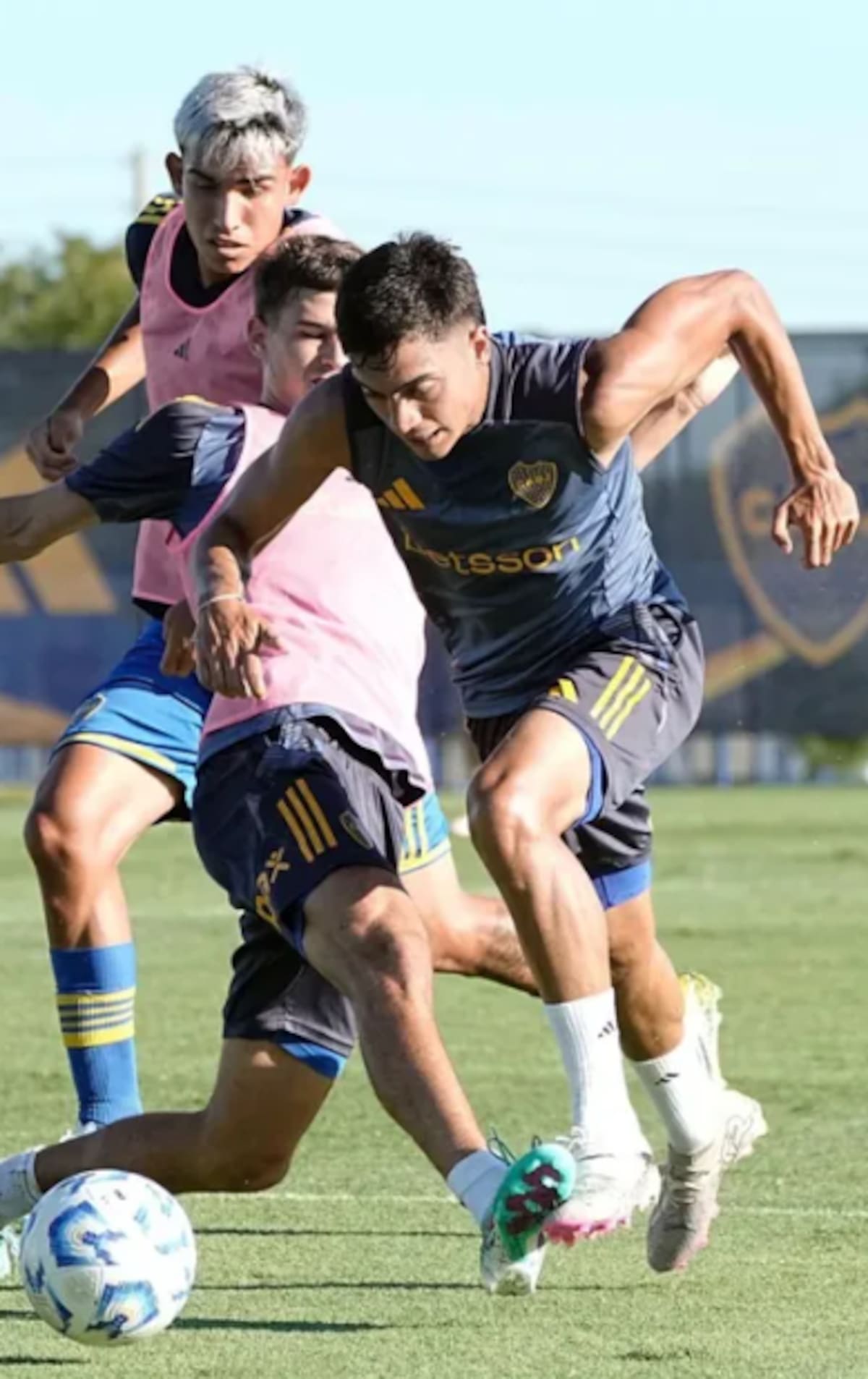 El hermano del defensor central de Boca Juniors fue subido a entrenar con la Primera