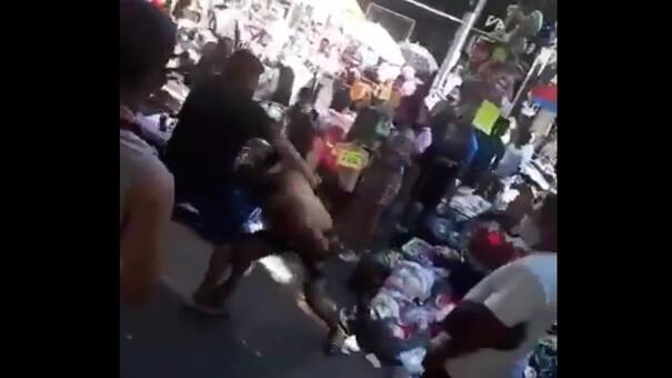 VIDEO: a horas de Navidad, otra pelea entre comerciantes y manteros en Flores
