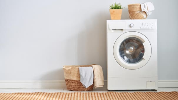 Adiós manchas en la ropa: estas son las seis funciones infalibles para tener tus prendas impecables