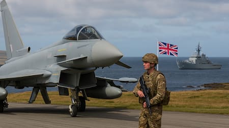 ¿Tiene Reino Unido hoy la capacidad real de defender Malvinas? El debate que crece en Londres