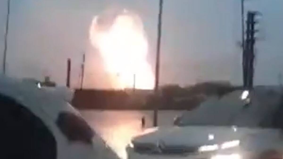 Cayó un rayo en una torre de alta tensión. Foto: captura video.