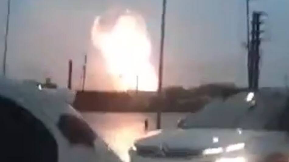 Cayó un rayo en una torre de alta tensión. Foto: captura video.
