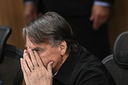 Jair Bolsonaro presentó informes bancarios de sus cuatro años de mandato. Foto: EFE.