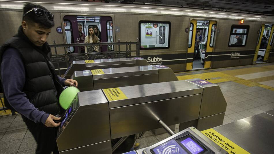 Algunas personas no deberán pagar el subte desde agosto. Foto: DAMIAN DOPACIO/ NA.