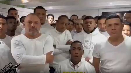 El grupo de hombres que afirma ser de "Los Lobos". Foto: captura de pantalla.