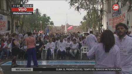 Sentada de docentes en Plaza de Mayo (Canal 26)