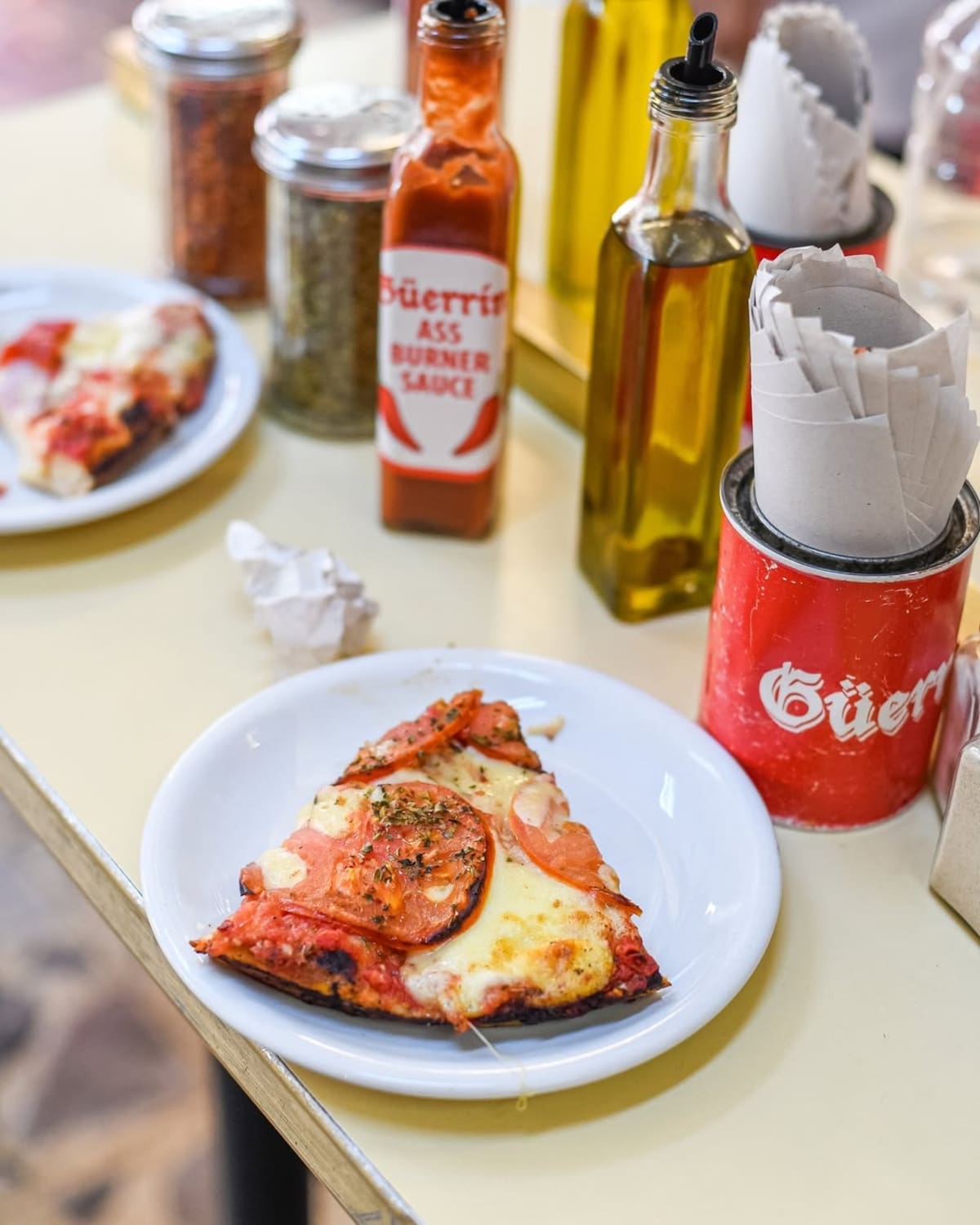 Comer de parado en Güerrín sigue siendo uno de los rituales más porteños