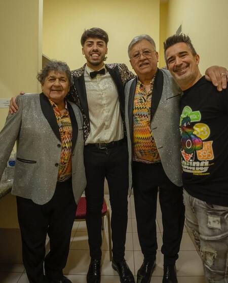 De saco gris, Cacho Deicas y Marcos Camino, integrantes de Los Palmeras. Foto: Instagram / marcoscaminook.