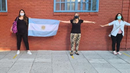 Abrazo de madres en las escuelas de la Provincia de Buenos Aires