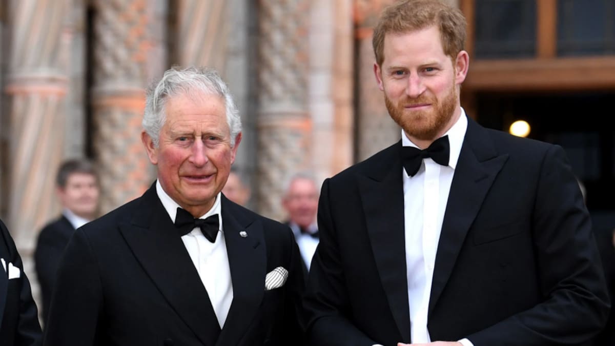 El rey Carlos III y el príncipe Harry.