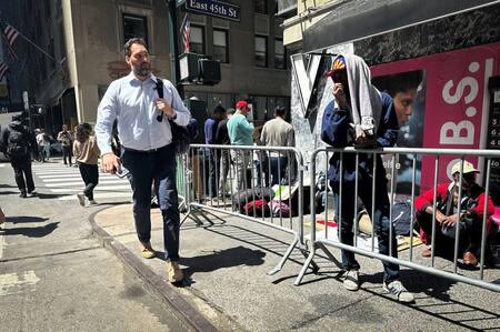 Inmigrantes en la puerta del hotel Roosevelt. Foto: Reuters.