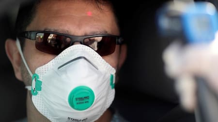 Coronavirus en Argentina, barbijo, mascarilla, pandemia, REUTERS