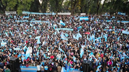 Banderazo en apoyo a Cristina Kirchner en Parque Lezama.