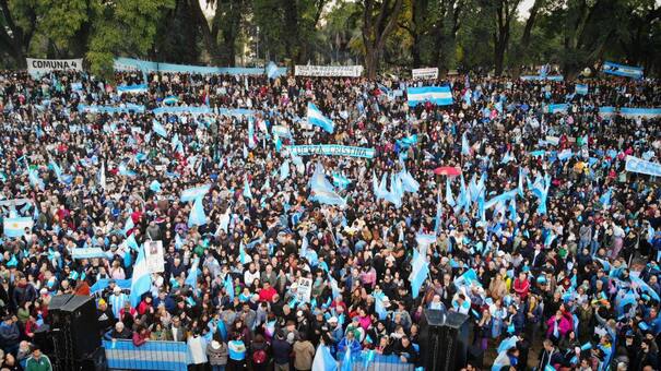 Cristina Kirchner le habló a la militancia en Parque Lezama y pidió que no vayan a su casa: "Quedémonos con la foto más linda"