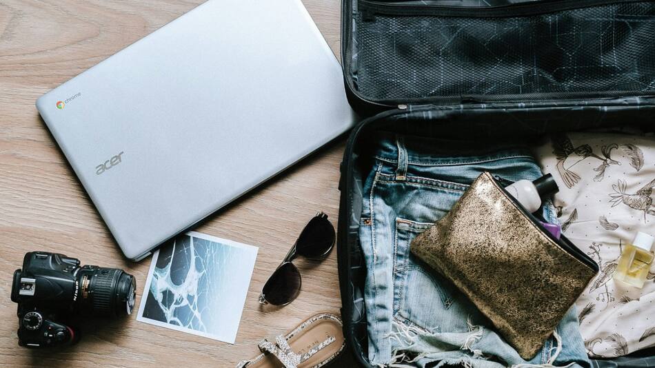 Vacaciones; ropa; valija. Foto: Unsplash.