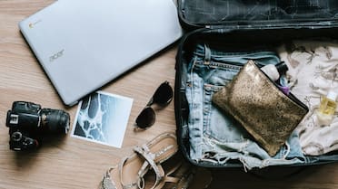 Desde ojotas hasta el cargador del celular: los artículos más olvidados por argentinos cuando se van de viaje