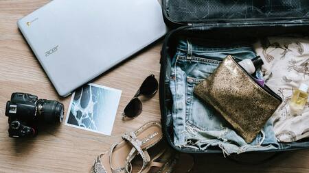 Vacaciones; ropa; valija. Foto: Unsplash.