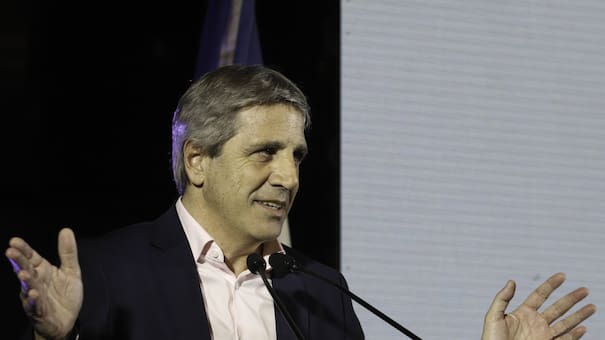 Luis Caputo anunció que en junio se sostuvo el superávit financiero: cerró el primer semestre con una suba del 0,9% del PBI