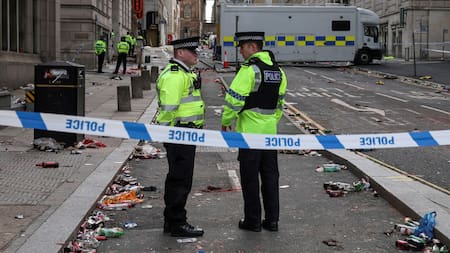 Consecuencias del incidente del conductor que atropelló a los aficionados en el desfile de Liverpool. Foto: Reuters/Phil Noble.