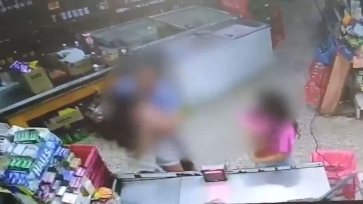 El momento en el que el dueño de un supermercado chino manosea a una menor.