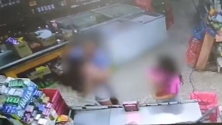 Video repudiable: el momento en el que el dueño de un supermercado chino manosea a una menor