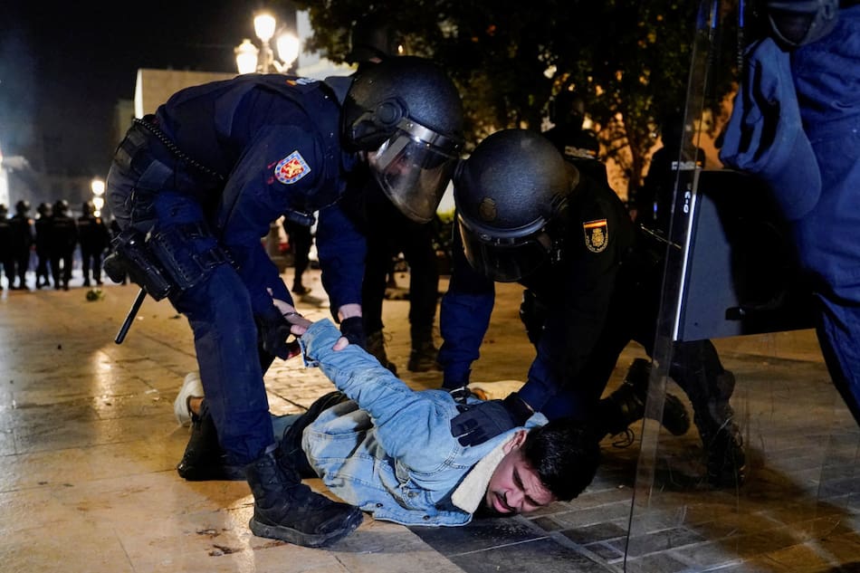 Enfrentamientos ente manifestantes y la policía en Valencia. Foto: Reuters