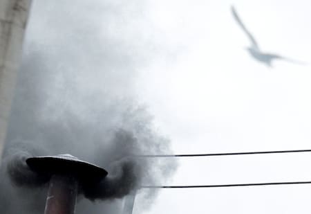 Humo negro sale de la chimenea de la Capilla Sixtina. Foto: Reuters/Max Rossi