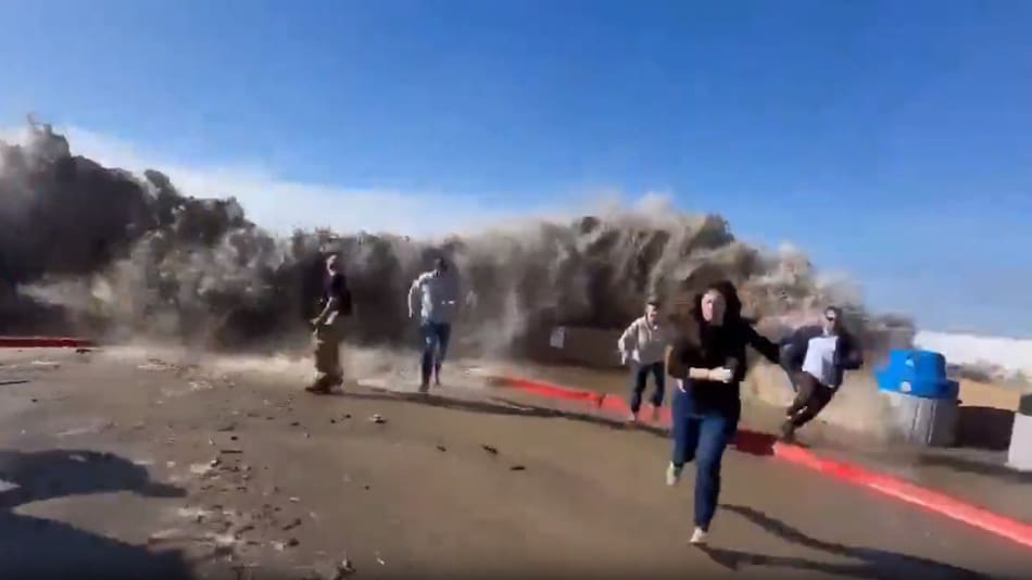 Una ola gigante golpeó las costas de California. Foto: Captura video.