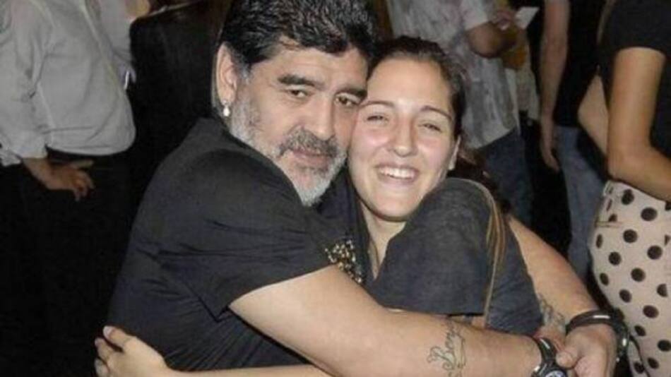 Jana, la hija menor de Maradona, lo despidió en las redes y dijo:"Es un sueño horrible"