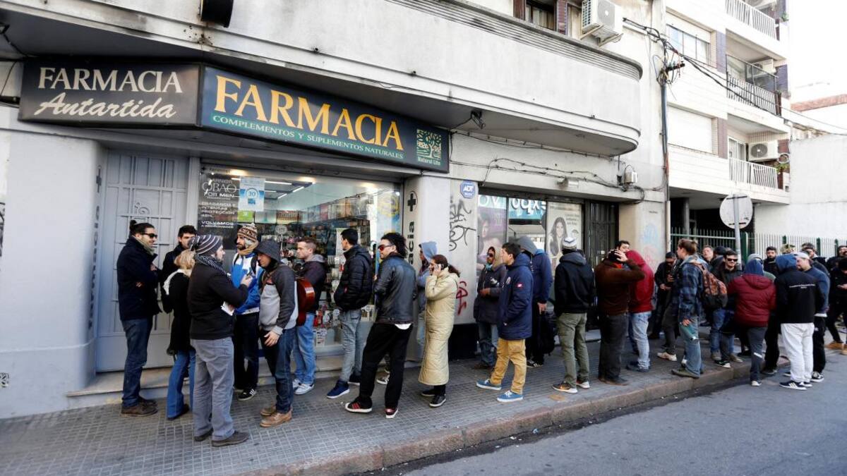 Colas en Uruguay para comprar marihuana (Reuters)