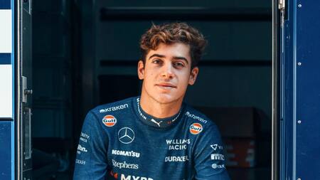 Franco Colapinto y su foto con la vestimenta de Williams Racing. Foto: NA.