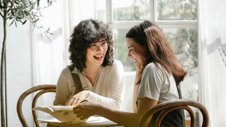 Personas felices, amistad, amigas.