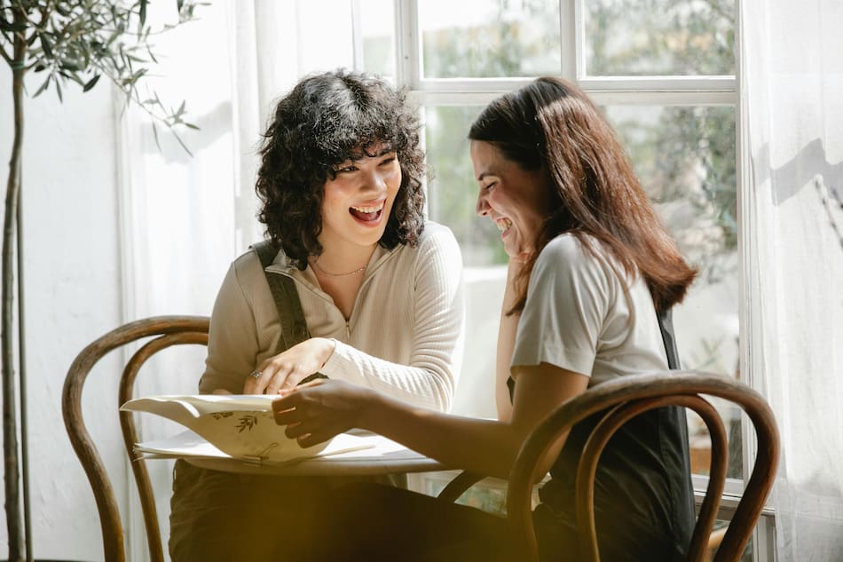 Personas felices, amistad, amigas.