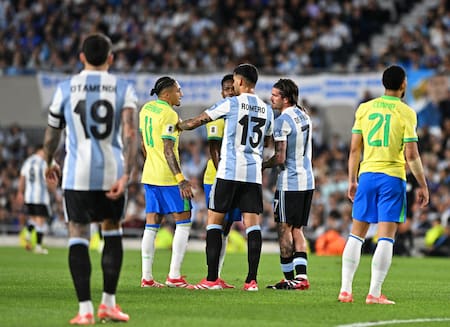 Argentina y Brasil disputan un partidazo. Foto: Reuters/Rodrigo Valle