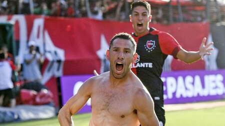 Maxi Rodríguez festeja el gol que le dió el triunfo a Newells sobre Central Córdoba. Foto NA