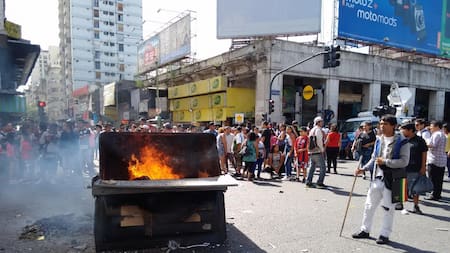 Protesta de manteros en Once (DYN)