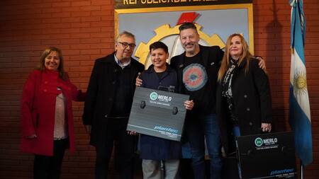 Menéndez entregó kits para alumnos de una escuela técnica de Merlo.