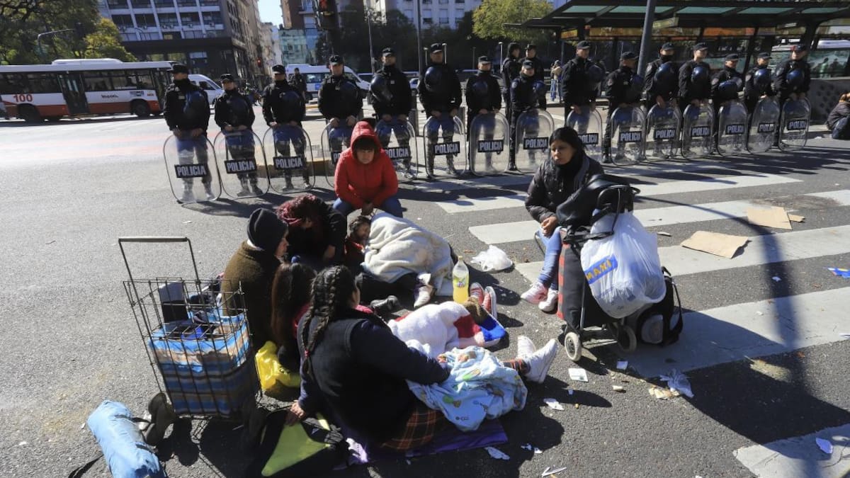 Acampe en la avenida 9 de Julio, AGENCIA NA