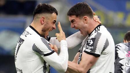 El festejo de Filip Kostic con Dusan Vlahovic. Foto: EFE.