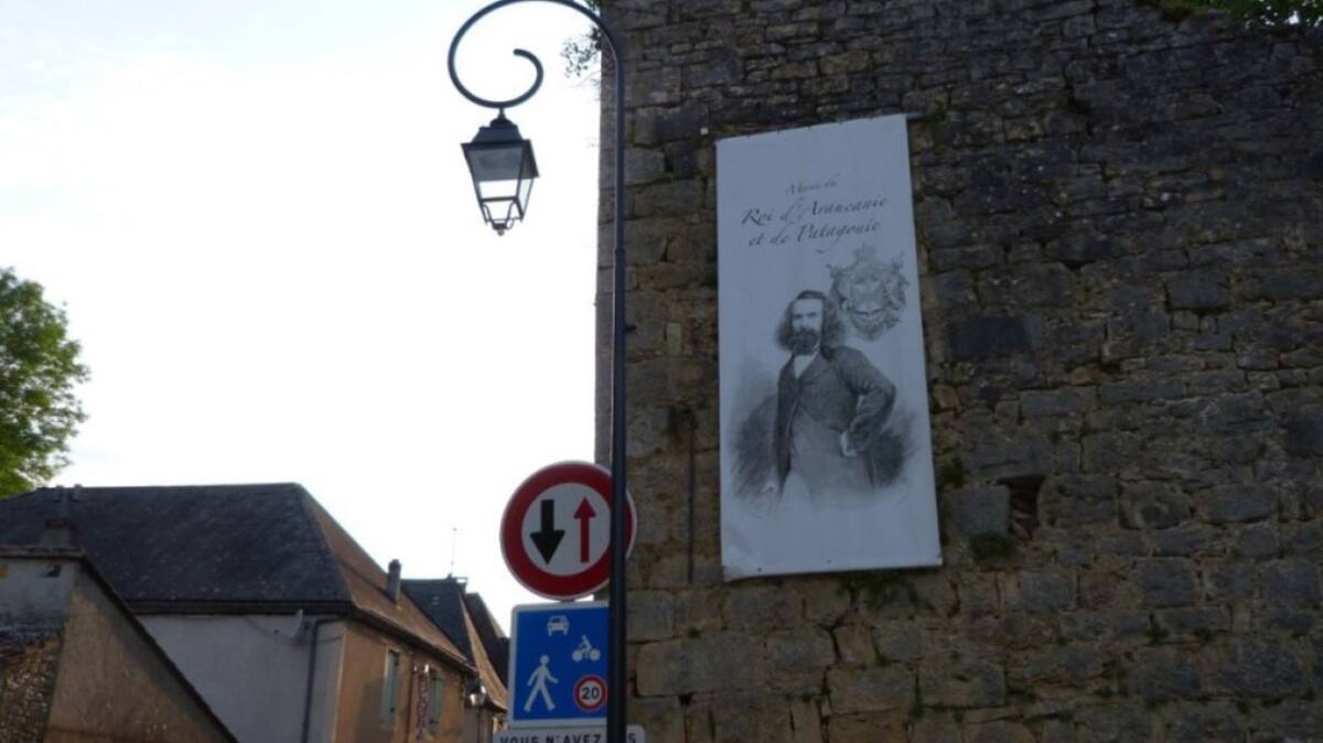 En la comuna de Tourtoirac, en Périgueux, se puede ver la tumba de Tounens