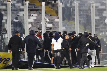 La barrabrava de Colo Colo invadió la cancha ante Fortaleza. Foto: EFE (Osvaldo Villarroel)